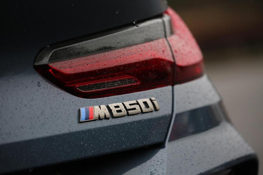 Логотип BMW M850i xDrive Coupe Carbon Package (G15) 2019 года  (JP) (фото 2 из 19)